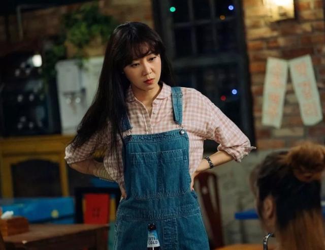 39岁的孔孝真才是减龄穿搭小天才|山茶花开时|孔孝真|碎花_新浪新闻