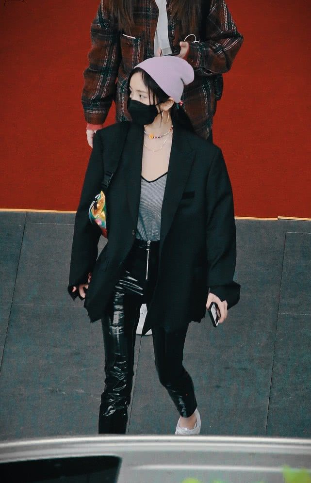 杨幂机场街拍,黑色西服搭配黑色漆面皮裤,名副其实的时尚女王