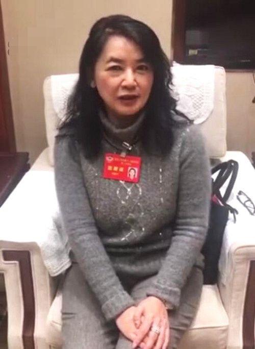 胡慧中也是平常老人61岁脸长满皱纹还肿但给人真实的美感