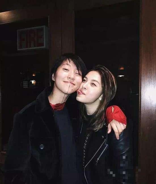 窦靖童不顾女同伴抗拒,抱头熊扑强吻,遭对方满脸嫌弃!