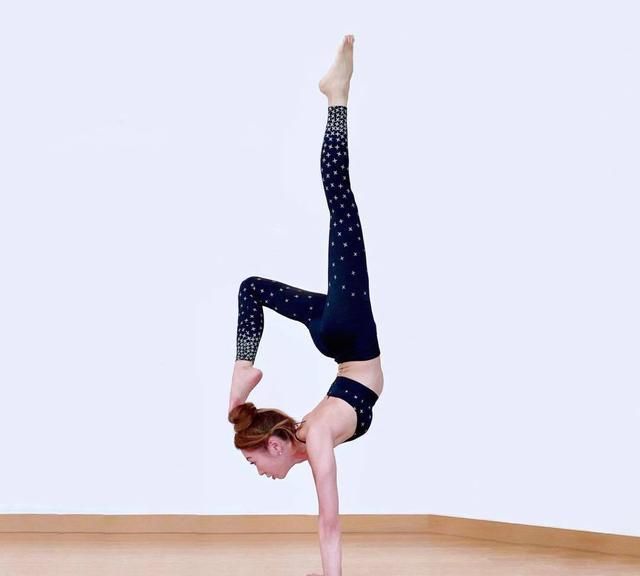 女神佘诗曼身材曼妙,夸张造型也能轻松驾驭,年过四旬风韵犹存