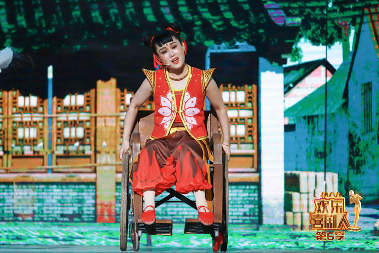 与此同时,曾经在《笑傲江湖》舞台上,喜剧表演才华让前辈们都叹服的