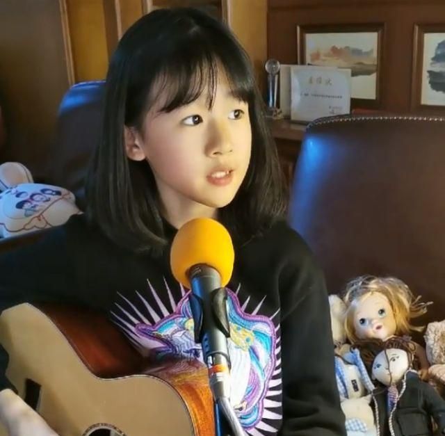 陆毅女儿弹吉他唱歌,贝儿歌声甜美,自弹自唱气质出众