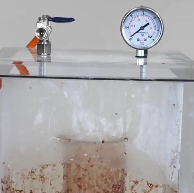 真空下人体是什么状态? 外国小哥亲自试验, 看到成果高兴坏了!