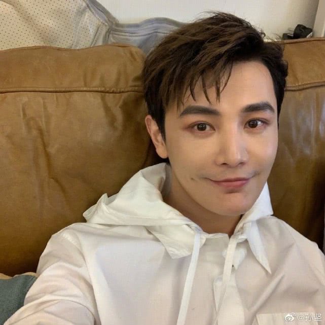 网友们也未曾想到,孙坚竟然会用那英老师的一条微博当手机壳,这是多么