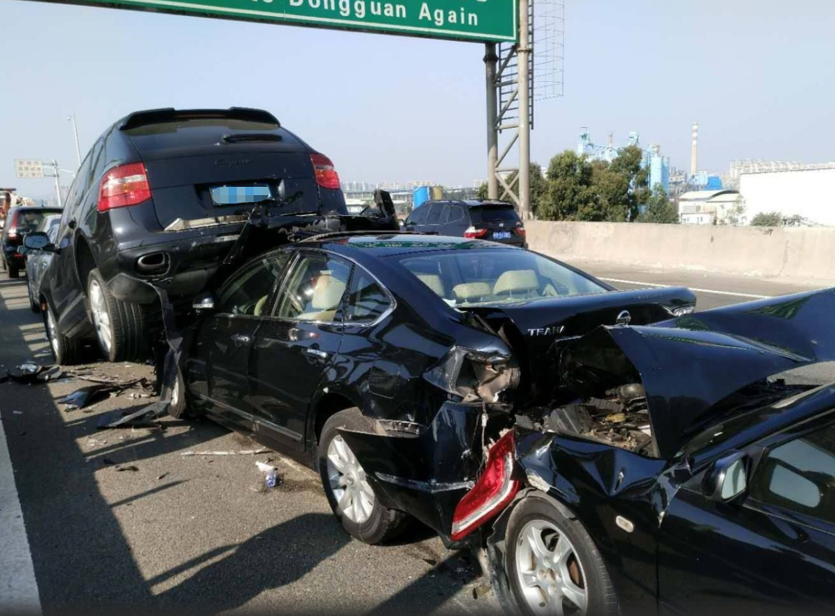 撞成这样你还敢买吗?车辆受损什么程度才能算事故车