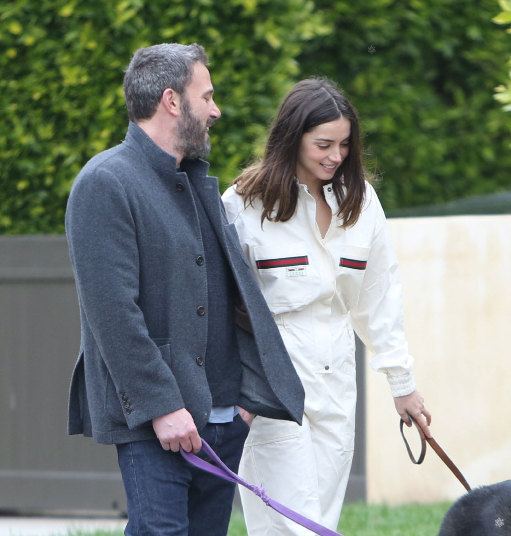 48岁本·阿弗莱克现身街头!和女友甜蜜遛狗,弥漫着爱情的酸臭味