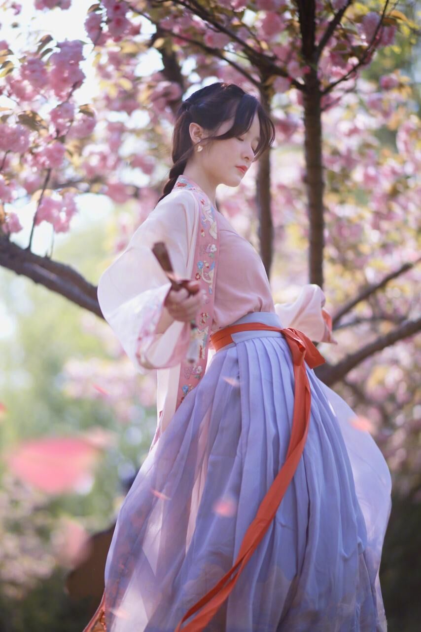 徐娇穿古装在桃花中拍照,像起飞的仙女,侧身那一刻尽显少女身材