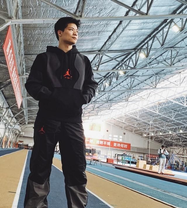 苏炳添穿新款鞋衣示爱妻子 遭回怼:你爱的是衣服鞋子吧|耐克|苏炳添