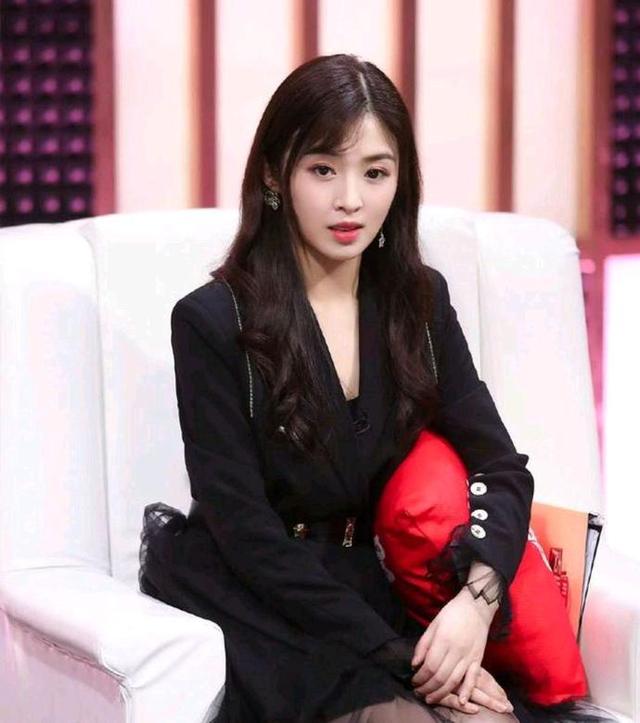 31岁的张含韵依然很甜美,身穿黑色西装裙搭配高跟鞋,这气质绝了