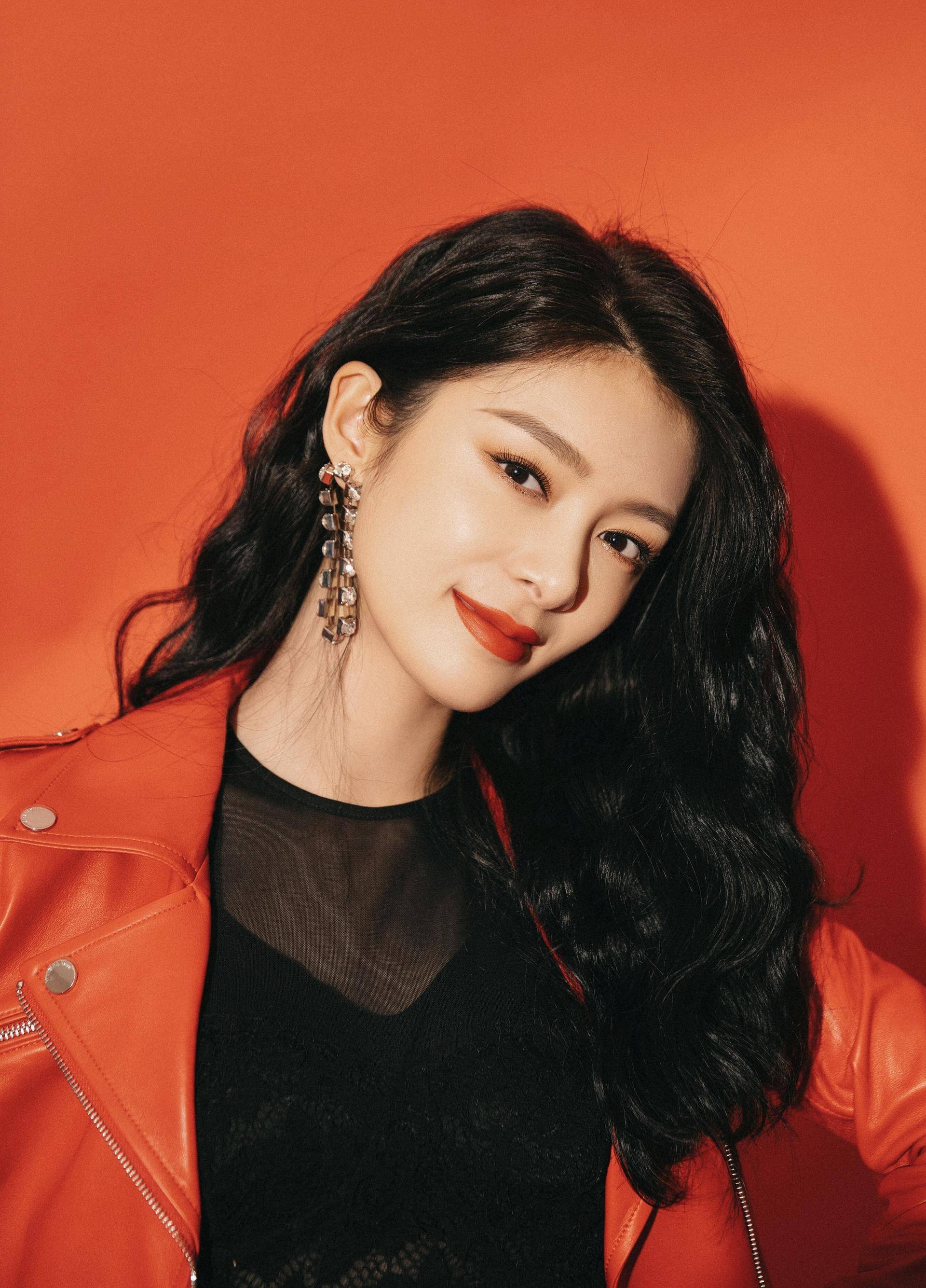 吴宣仪孟美岐复古造型美出新高度傅菁只能自己发图安慰粉丝