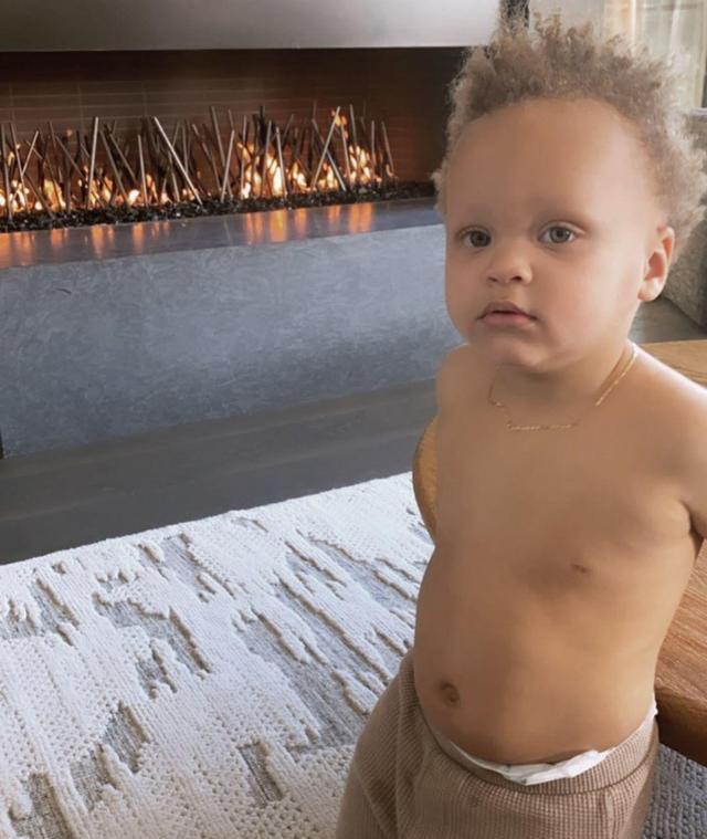 库里儿子锁中锋位?大肚子,1岁长得像10岁,腿长已超库里大女儿