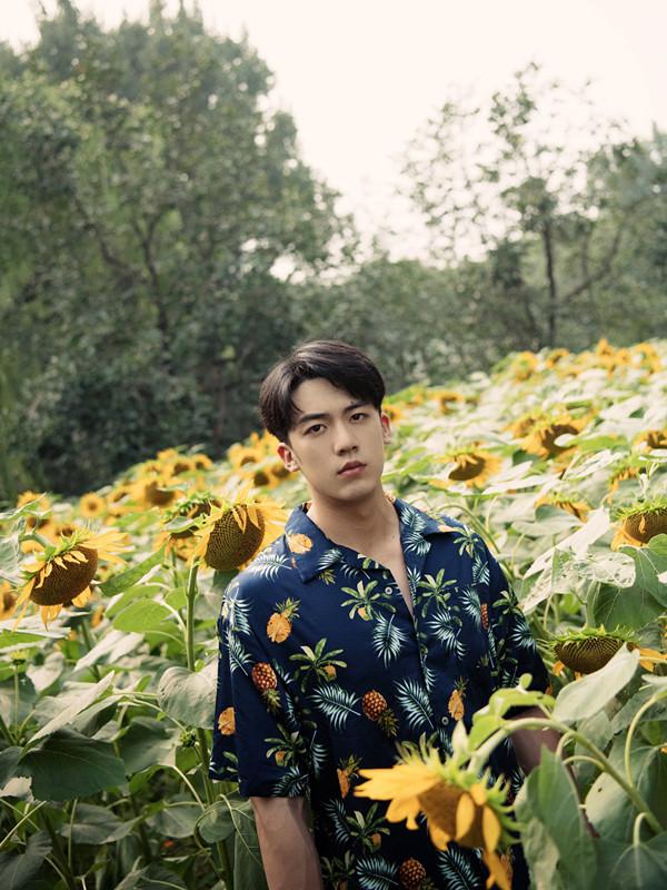 《我成了他的班主任》热播 撕漫少年卢东旭多组写