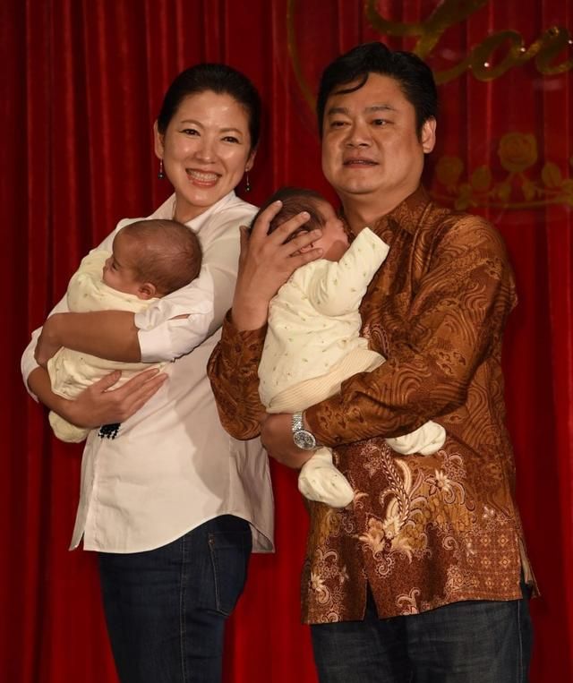 现年53岁的陈明真有着"冻龄"的容颜,堪称为"美魔女"一枚,与制作人老公