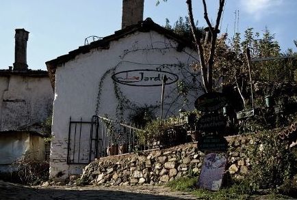 男子购买了一套死亡老人房,推倒翻新后,却在房屋里有了意外收获