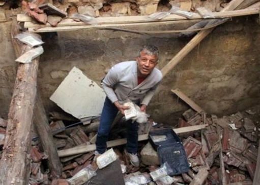 男子购买了一套死亡老人房,推倒翻新后,却在房屋里有了意外收获