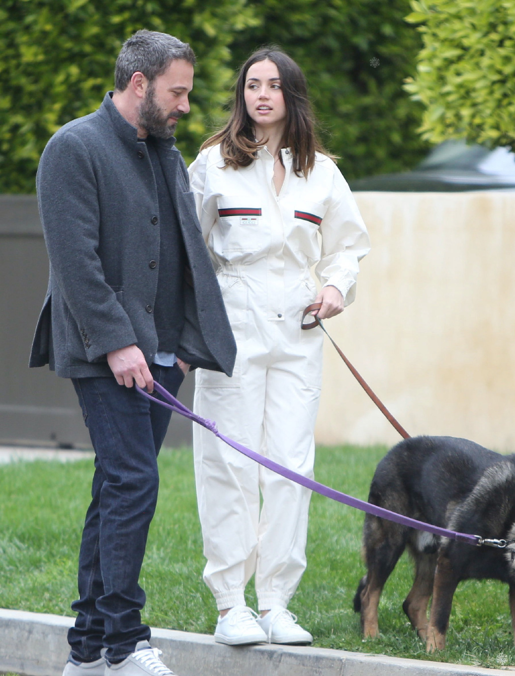 48岁本·阿弗莱克现身街头!和女友甜蜜遛狗,弥漫着爱情的酸臭味