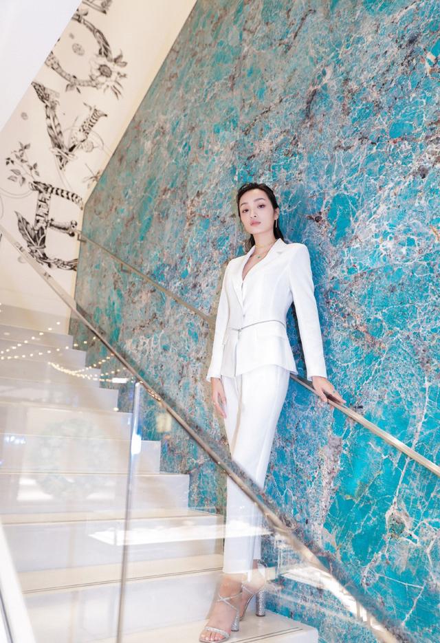 正文  这张照片中索朗美淇身穿斜肩设计的亮片裙,金色的裙子吸睛能力