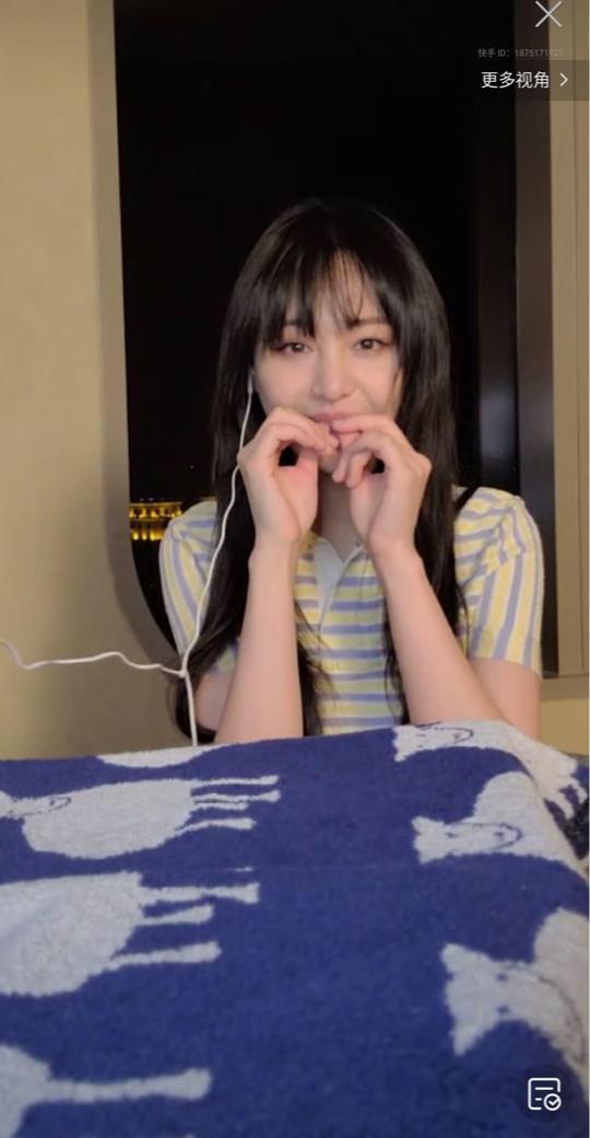 郑爽直播被人刷涂鸦还遭骂,她看到后的反应惹人心疼