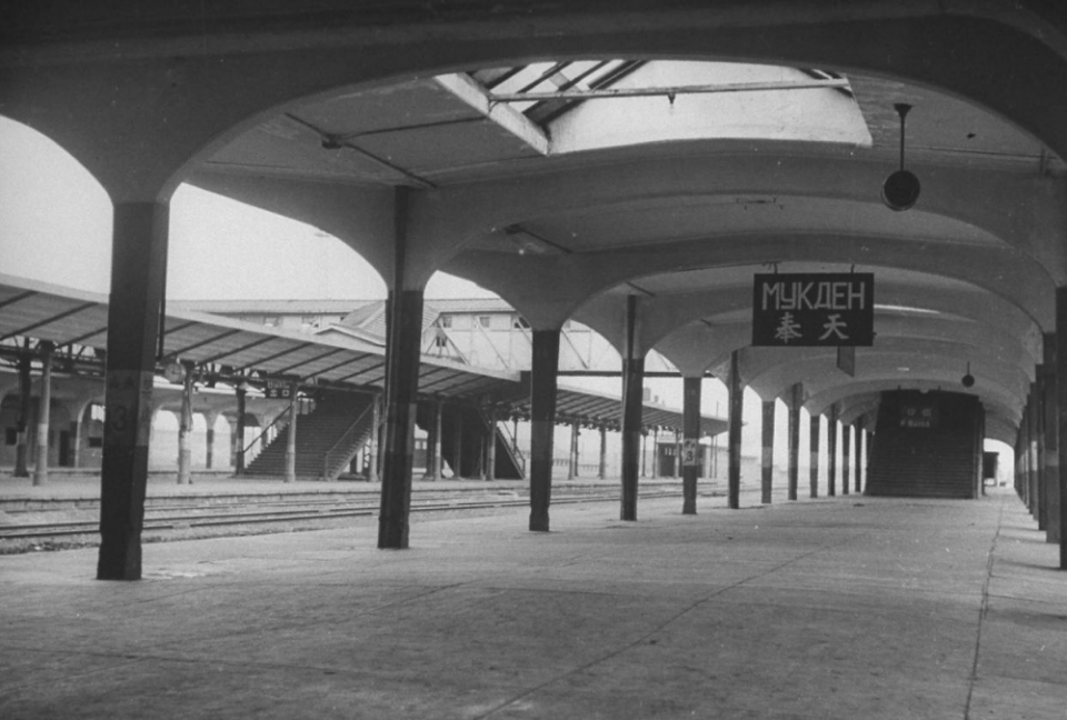 解放前的沈阳有钱人抽大烟喝洋酒穷人坐在火车顶上逃难