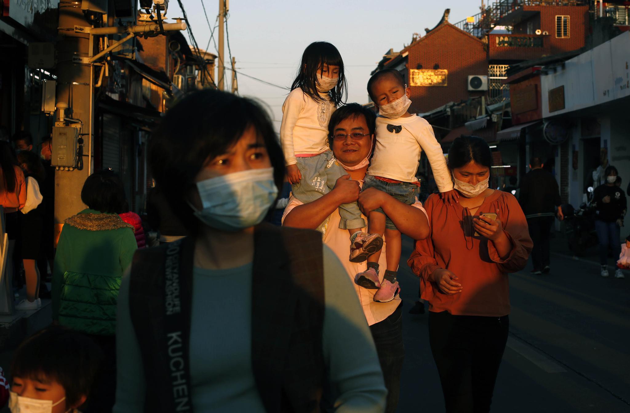 泉州西街人头攒动场面堪比春运不少市民扎堆品美食