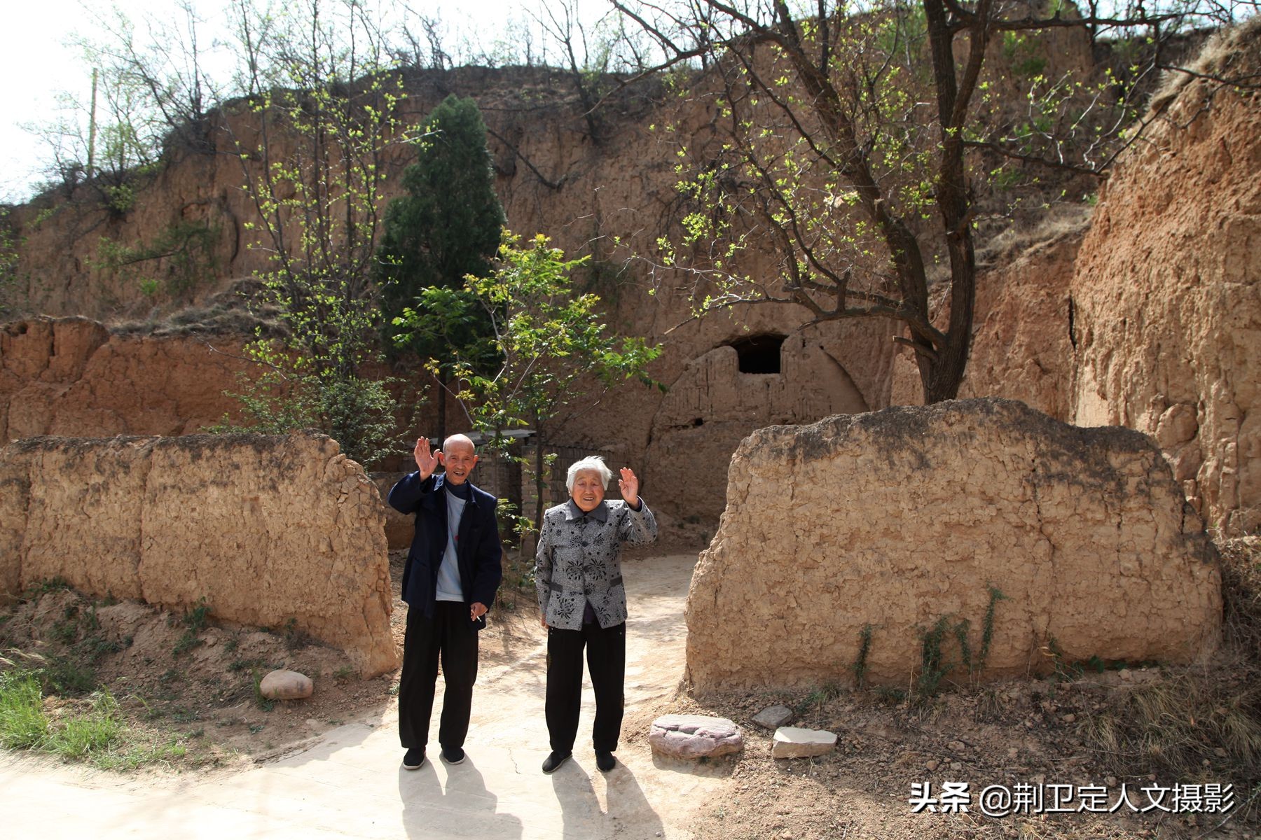 当地农村现在新农村建设很快,象杨大爷夫妻坚守山沟里养老的老人只是