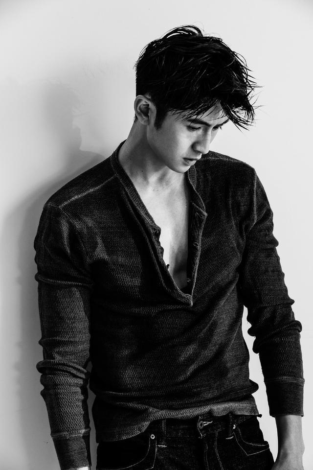 他是《民国奇探》乔楚生,今穿v领装配湿发出镜,满屏都是荷尔蒙