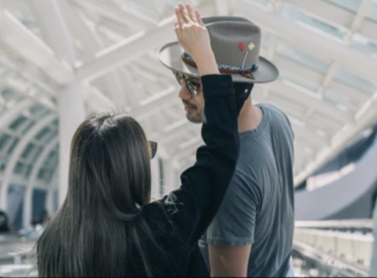 高以翔离世近5月,女友bella和好友合照开怀大笑