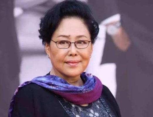 与现任老公陈亮生结婚后,斯琴高娃也加入了瑞士国国籍.