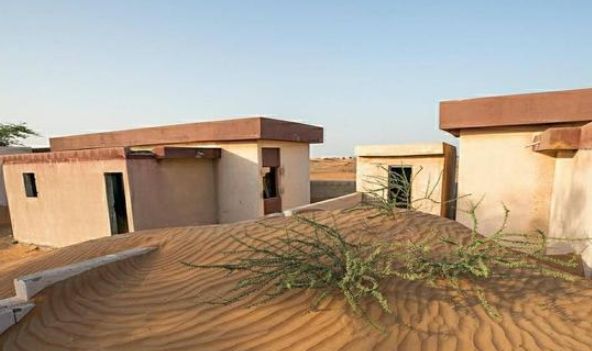 世界最神奇村子白天出现晚上消失被称为沙漠鬼镇