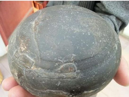 小伙在山上,挖出来一个圆形的陨石,专家不敢鉴定