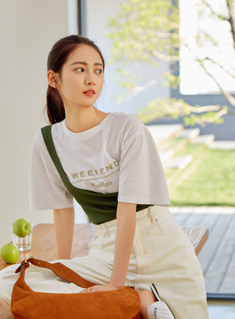 唐嫣眼光真毒,陈钰琪牛油果背心只穿"一半",配t恤个性清新