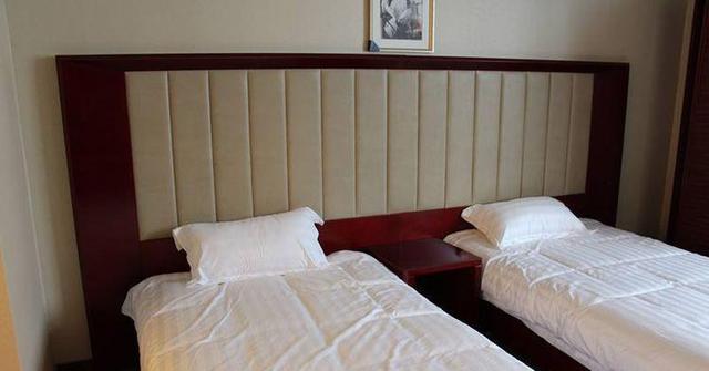 为什么宾馆的"单人床",却要放两个枕头?服务员告诉你