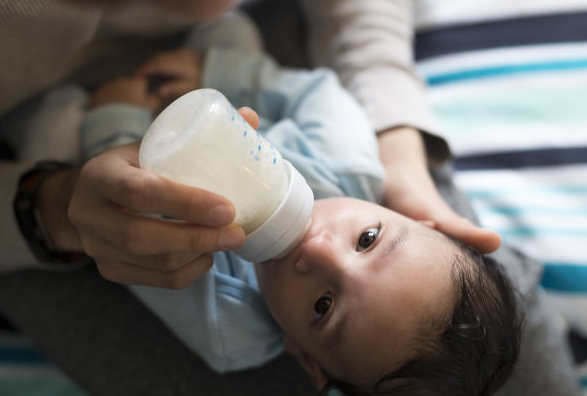 宝宝喝奶粉上火怎么办?儿科专家:3种错误冲奶方式,赶紧停下来
