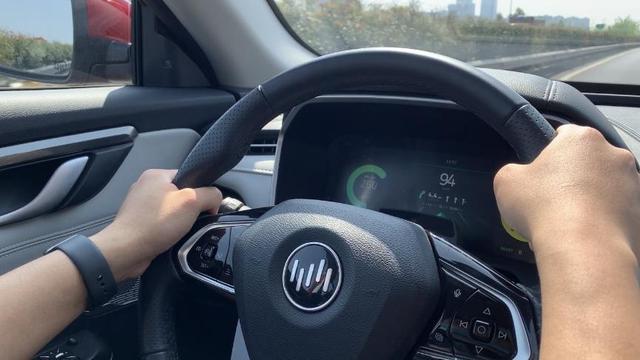 试驾|90km/h续航最佳，已经跑了一万公里的威马EX5还能开的爽吗