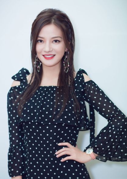 赵薇年轻时有多美?看完少女时期照片后,网友:难怪黄晓明喜欢她
