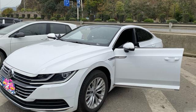 浙江小伙255万买到20款大众cc魅颜有电尾门和流水动态尾灯