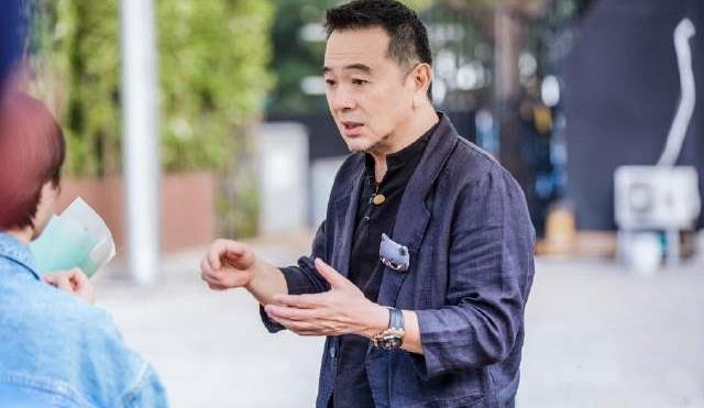 他连续四年送妻子99朵玫瑰,两个儿子都是试管婴儿,今62岁仍帅气