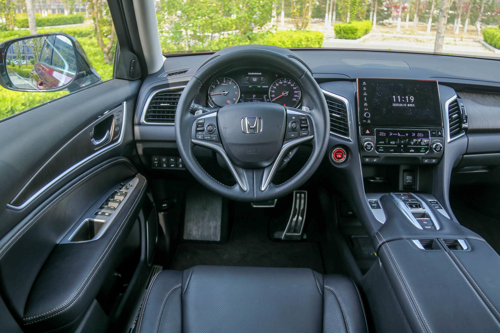 新款冠道在内饰方面基本保持不变,车内宽大的空间,硕大的座椅,后排