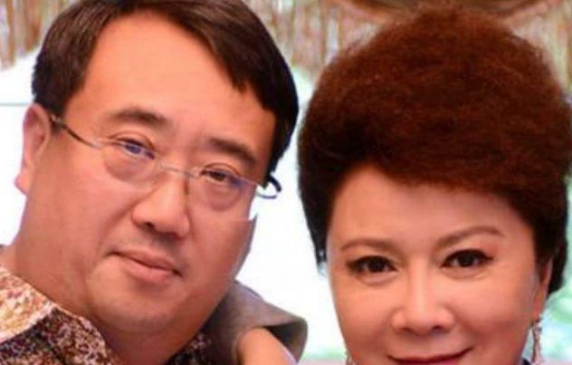 那个时候的丁秋星突然看到了蔡明,于是他想要准备一张纸条给她,翻遍了