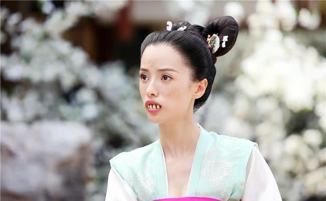 《美人制造》里的龅牙妹,剧中嫌她丑,剧外是天仙