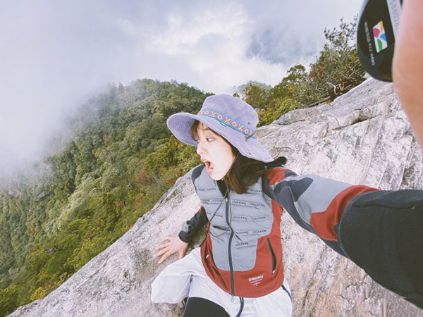 陈意涵与友人挑战极限登山,悬崖峭壁玩自拍,笑容满面状态佳