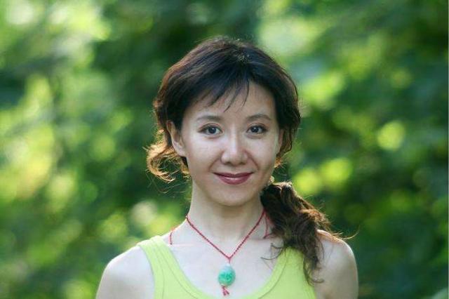 她多次演反派,打过甄嬛虐过樊胜美,在《都挺好》中转型做好人