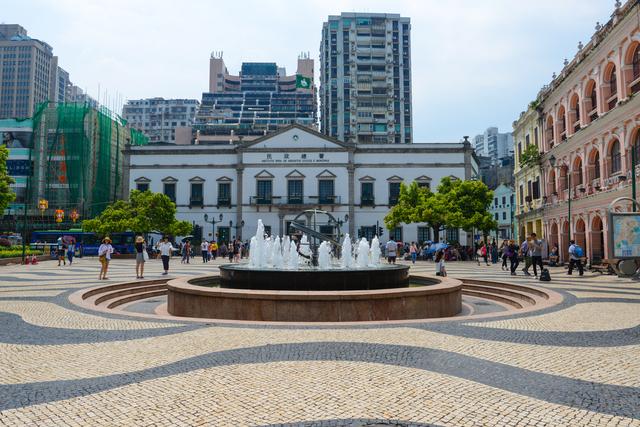 澳门的一个小广场,周围遍布世界遗产,游客最爱来这里