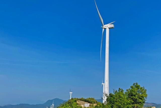 自驾广东江门台山风车山,登高远望蓝天白云大风车令人心情舒畅