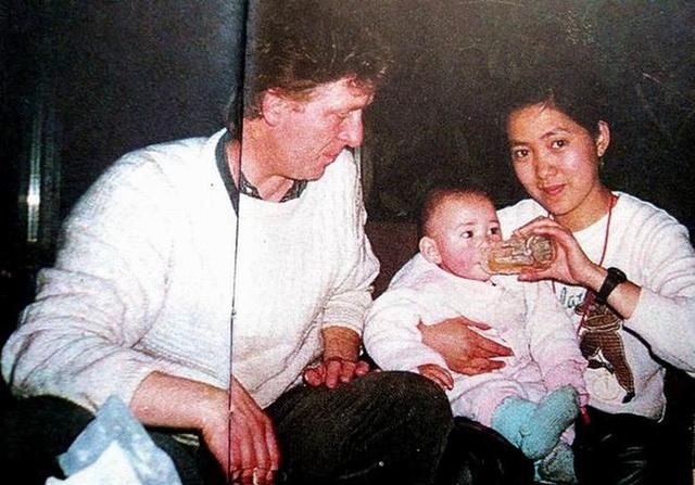 沈丹萍,乌韦·克劳特及大女儿刚出生时的一家三口幸福照.
