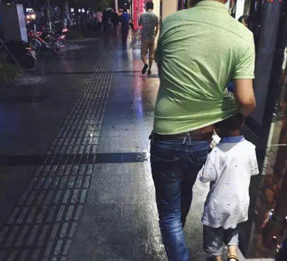 一组催人泪下的父爱照,温暖又感动,每个爸爸都是孩子的超级英雄