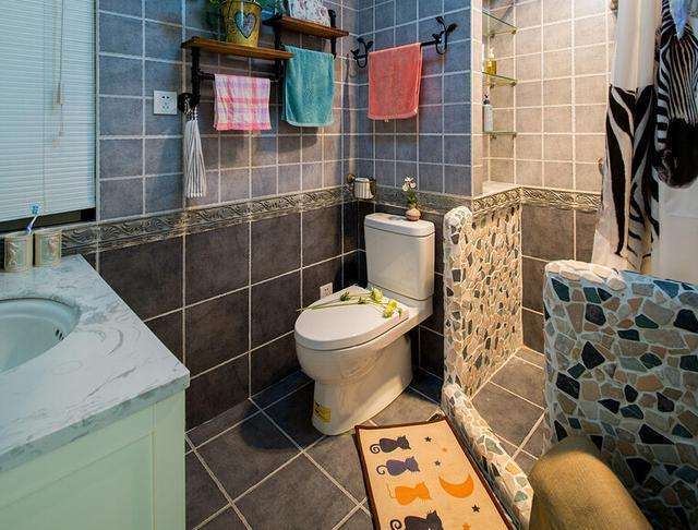 小卫生间不要装玻璃淋浴房，头次见有钱人这样设计，实用又不占地
