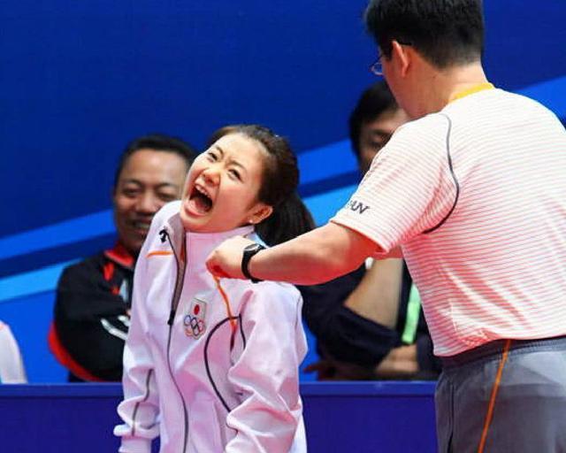 同样是压腿热身!福原爱一脸享受,朱婷却这么说