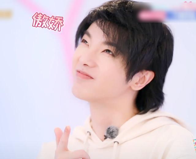 华晨宇现场演绎"奶凶撒娇",脸颊就像红苹果,那瞬间偶心动了